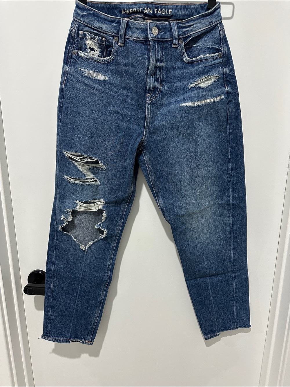 AMERICAN EAGLE DISTRESSED JEANS